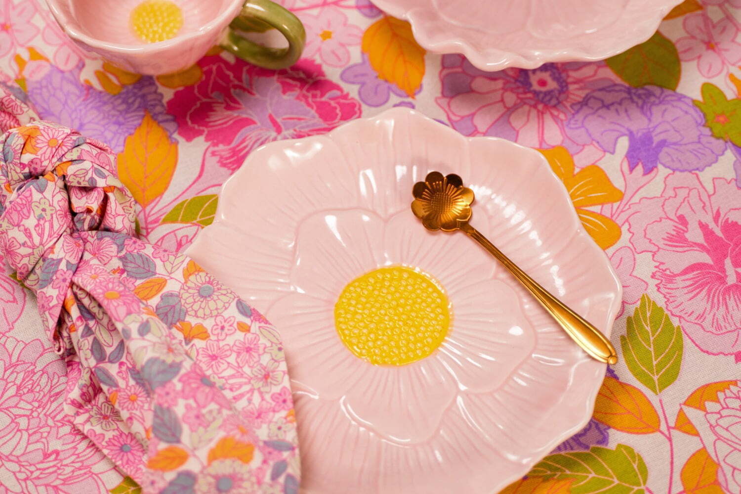 フライング タイガーの春雑貨 - “花びら”マグカップやプレート、花柄フリルクッションも