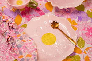 フライング タイガーの春雑貨 - “花びら”マグカップやプレート、花柄フリルクッションも