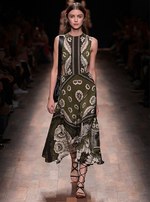 ヴァレンティノ 2015年春夏コレクション - 華やかなドレスにゆらめいた、18世紀の旅の記憶｜写真27