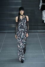 ミューラル“植物図鑑”から着想の刺繍レースドレス、つぼみフォルムのパンツやインクが広がるシャツも｜写真18