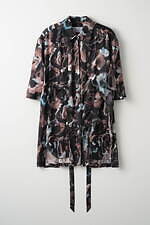 ミューラル“植物図鑑”から着想の刺繍レースドレス、つぼみフォルムのパンツやインクが広がるシャツも｜写真5