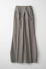 ミューラル“植物図鑑”から着想の刺繍レースドレス、つぼみフォルムのパンツやインクが広がるシャツも｜写真14