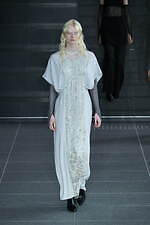 ミューラル“植物図鑑”から着想の刺繍レースドレス、つぼみフォルムのパンツやインクが広がるシャツも｜写真17