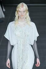 ミューラル“植物図鑑”から着想の刺繍レースドレス、つぼみフォルムのパンツやインクが広がるシャツも｜写真16