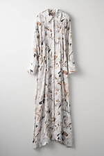 ミューラル“植物図鑑”から着想の刺繍レースドレス、つぼみフォルムのパンツやインクが広がるシャツも｜写真10