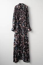 ミューラル“植物図鑑”から着想の刺繍レースドレス、つぼみフォルムのパンツやインクが広がるシャツも｜写真3