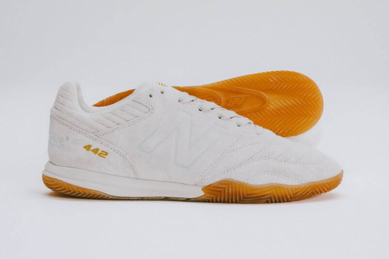 ニューバランス“室内靴”着想のスニーカー「442」スエードアッパー×クリアなアウトソールで