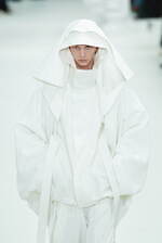 アイム メン 2025年秋冬コレクション - “一枚の布”と身体が織りなす〈折り目〉の造形｜写真2