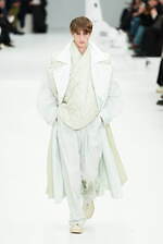 アイム メン 2025年秋冬コレクション - “一枚の布”と身体が織りなす〈折り目〉の造形｜写真4