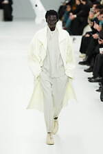 アイム メン 2025年秋冬コレクション - “一枚の布”と身体が織りなす〈折り目〉の造形｜写真8