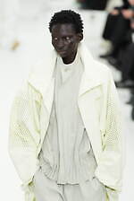 アイム メン 2025年秋冬コレクション - “一枚の布”と身体が織りなす〈折り目〉の造形｜写真9