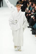 アイム メン 2025年秋冬コレクション - “一枚の布”と身体が織りなす〈折り目〉の造形｜写真10