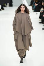 アイム メン 2025年秋冬コレクション - “一枚の布”と身体が織りなす〈折り目〉の造形｜写真13