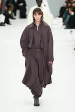 アイム メン 2025年秋冬コレクション - “一枚の布”と身体が織りなす〈折り目〉の造形｜写真14