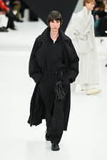 アイム メン 2025年秋冬コレクション - “一枚の布”と身体が織りなす〈折り目〉の造形｜写真15