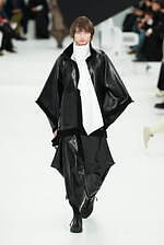 アイム メン 2025年秋冬コレクション - “一枚の布”と身体が織りなす〈折り目〉の造形｜写真17