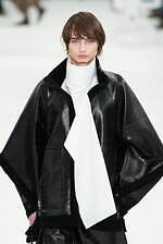 アイム メン 2025年秋冬コレクション - “一枚の布”と身体が織りなす〈折り目〉の造形｜写真18