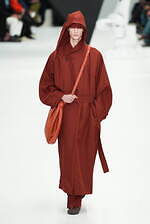 アイム メン 2025年秋冬コレクション - “一枚の布”と身体が織りなす〈折り目〉の造形｜写真21