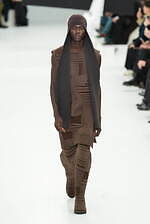 アイム メン 2025年秋冬コレクション - “一枚の布”と身体が織りなす〈折り目〉の造形｜写真22