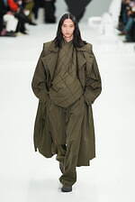 アイム メン 2025年秋冬コレクション - “一枚の布”と身体が織りなす〈折り目〉の造形｜写真23