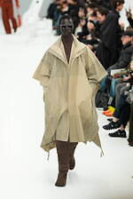 アイム メン 2025年秋冬コレクション - “一枚の布”と身体が織りなす〈折り目〉の造形｜写真24