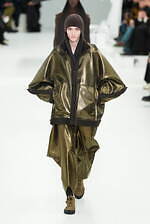 アイム メン 2025年秋冬コレクション - “一枚の布”と身体が織りなす〈折り目〉の造形｜写真27