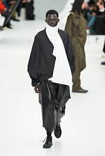 アイム メン 2025年秋冬コレクション - “一枚の布”と身体が織りなす〈折り目〉の造形｜写真28