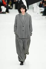 アイム メン 2025年秋冬コレクション - “一枚の布”と身体が織りなす〈折り目〉の造形｜写真35