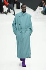 アイム メン 2025年秋冬コレクション - “一枚の布”と身体が織りなす〈折り目〉の造形｜写真40