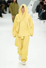 アイム メン 2025年秋冬コレクション - “一枚の布”と身体が織りなす〈折り目〉の造形｜写真43