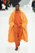 アイム メン 2025年秋冬コレクション - “一枚の布”と身体が織りなす〈折り目〉の造形｜写真45