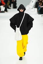 アイム メン 2025年秋冬コレクション - “一枚の布”と身体が織りなす〈折り目〉の造形｜写真47