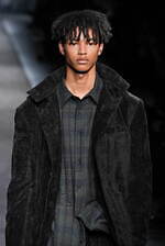 ヨウジヤマモト 2025年秋冬メンズコレクション - 包みこみ、確かめる“温かさ”｜写真2