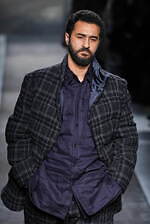 ヨウジヤマモト 2025年秋冬メンズコレクション - 包みこみ、確かめる“温かさ”｜写真4