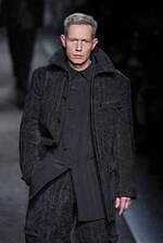 ヨウジヤマモト 2025年秋冬メンズコレクション - 包みこみ、確かめる“温かさ”｜写真6