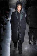 ヨウジヤマモト 2025年秋冬メンズコレクション - 包みこみ、確かめる“温かさ”｜写真9