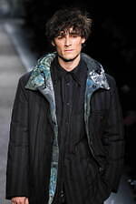 ヨウジヤマモト 2025年秋冬メンズコレクション - 包みこみ、確かめる“温かさ”｜写真14