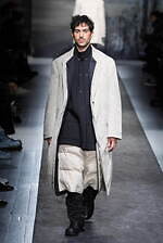 ヨウジヤマモト 2025年秋冬メンズコレクション - 包みこみ、確かめる“温かさ”｜写真22