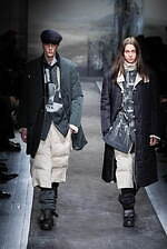 ヨウジヤマモト 2025年秋冬メンズコレクション - 包みこみ、確かめる“温かさ”｜写真24