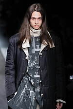 ヨウジヤマモト 2025年秋冬メンズコレクション - 包みこみ、確かめる“温かさ”｜写真26