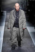 ヨウジヤマモト 2025年秋冬メンズコレクション - 包みこみ、確かめる“温かさ”｜写真30