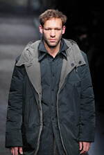 ヨウジヤマモト 2025年秋冬メンズコレクション - 包みこみ、確かめる“温かさ”｜写真33