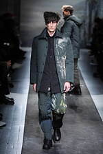 ヨウジヤマモト 2025年秋冬メンズコレクション - 包みこみ、確かめる“温かさ”｜写真34