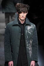 ヨウジヤマモト 2025年秋冬メンズコレクション - 包みこみ、確かめる“温かさ”｜写真35