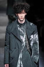 ヨウジヤマモト 2025年秋冬メンズコレクション - 包みこみ、確かめる“温かさ”｜写真37