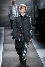 ヨウジヤマモト 2025年秋冬メンズコレクション - 包みこみ、確かめる“温かさ”｜写真42