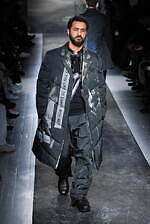 ヨウジヤマモト 2025年秋冬メンズコレクション - 包みこみ、確かめる“温かさ”｜写真48