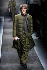 ヨウジヤマモト 2025年秋冬メンズコレクション - 包みこみ、確かめる“温かさ”｜写真59