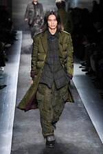 ヨウジヤマモト 2025年秋冬メンズコレクション - 包みこみ、確かめる“温かさ”｜写真61