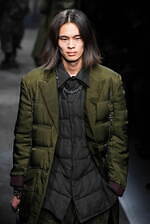 ヨウジヤマモト 2025年秋冬メンズコレクション - 包みこみ、確かめる“温かさ”｜写真62